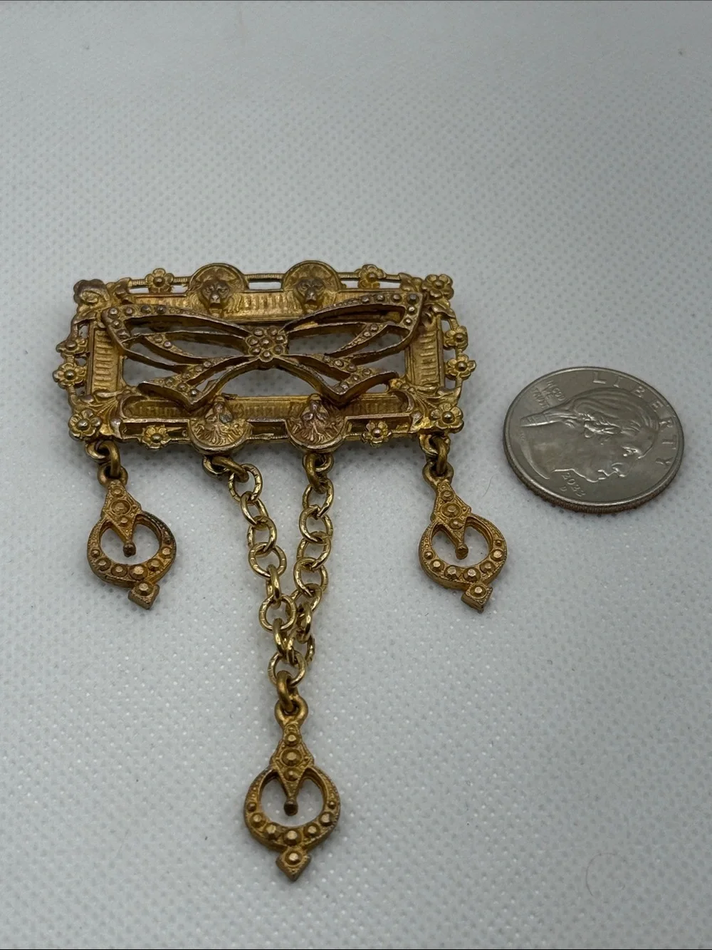 Vintage amazing Ornate Gold-Tone Filigree Bow Dangle lion art nouveau Brooch pin